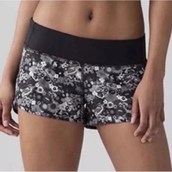 LULULEMON RARE Speed Short SeaWheeze Size 8 Counter Culture White Black - Picture 1 of 8